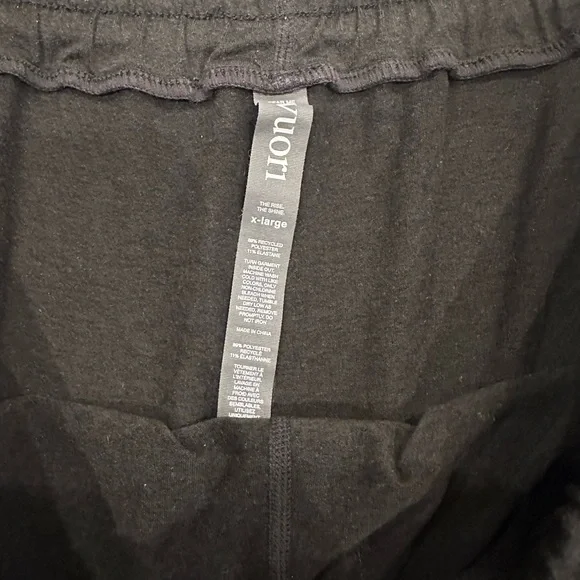 Vuori Black Women's Halo Performance Shorts - Picture 3 of 5